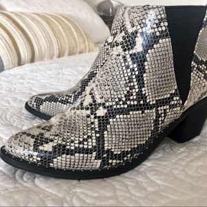 Universal Thread snake print booties